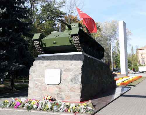 Мемориал советским воинам, павшим в 1943 году (Братское кладбище) Мемориал советским воинам, павшим в 1943 году (Братское кладбище)